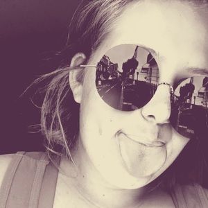 Meet your Posher, Carli